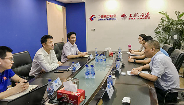 7月9日，集團公司董事長李漢東、副總經(jīng)理龔勇一行前往上航假期國際旅行社總部，拜訪上航假期總經(jīng)理靳黎軍，雙方就下一步開展更加深入的合作進行了洽談。市場營銷部、經(jīng)營管理部相關(guān)負責(zé)人陪同參加。.png