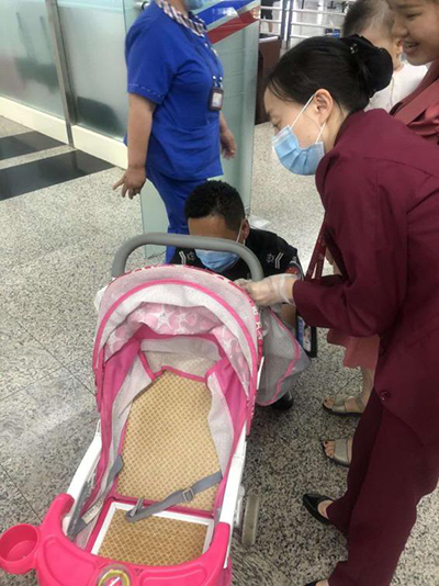 圖片1.png“真情服務(wù)”是讓旅客更加安心、放心、舒心的出行。行查室作為部門進(jìn)港服務(wù)的最后一個(gè)環(huán)節(jié)，在日常工作中也很注重服務(wù)細(xì)節(jié)。6月10日，行查室工作人員幫助旅客打開嬰兒車，為她排憂解難。.png