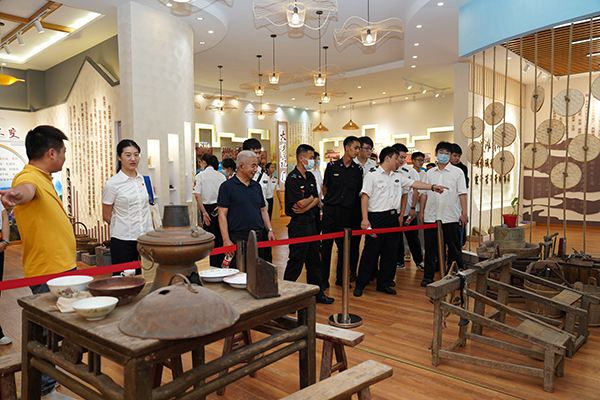 “助力鄉(xiāng)村振興，踐行艱苦奮斗” 將新員工黨性教育活動(dòng)搬到對(duì)口幫扶村.jpg