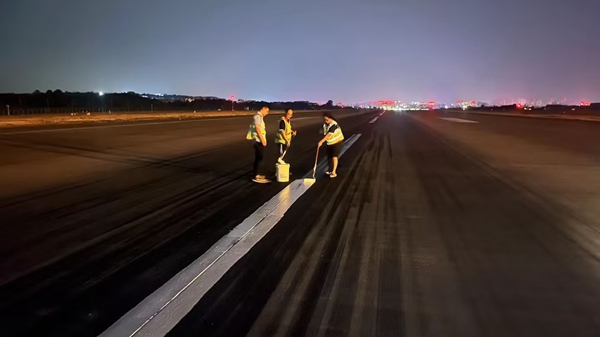 深夜，航班結束后，工作人員對跑道中心線進行復新_副本.jpg